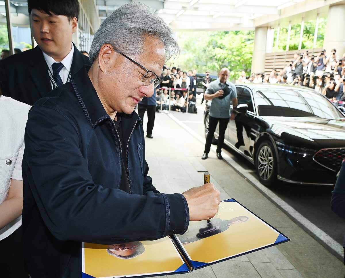 젠슨 황 엔비디아 최고경영자(CEO)가 5일 서울김포비즈니스항공센터에서 시민들에게 사인을 해주고 있다. 사진=임준선 기자
