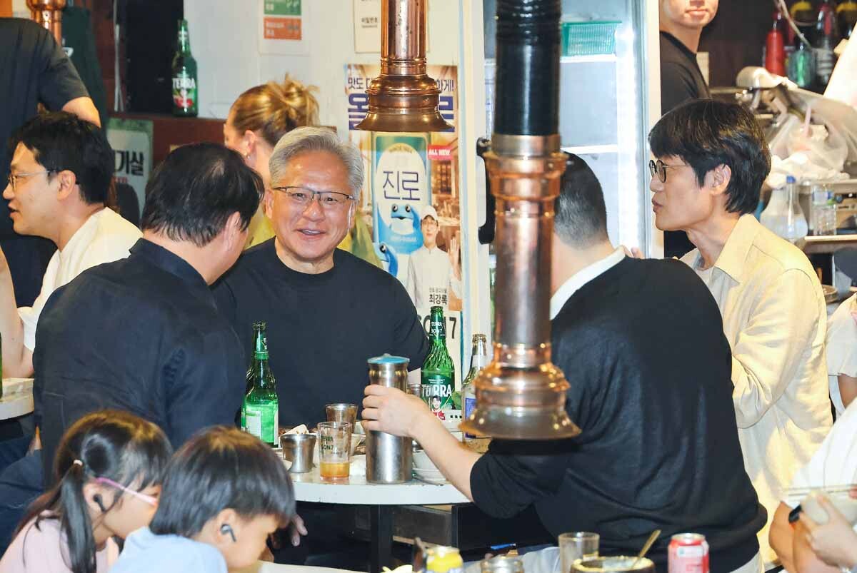 삼겹살 회동을 즐기고 있는 젠슨 황 CEO의 얼굴이 발그레하다. 사진=임준선 기자