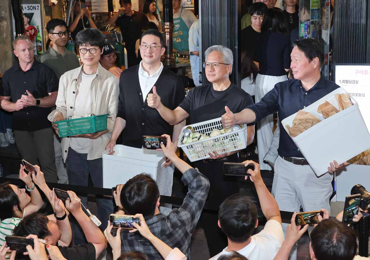 삼겹살 회동을 한 기업인들이 도넛 도시락을 시민들에게 선물하고 있다. 사진=임준선 기자