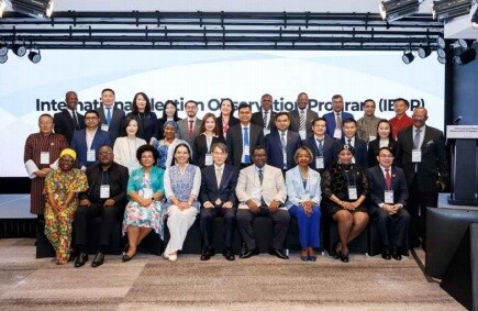 5월 30일 노태악 전  중앙선관위원장이 11개국에서 한국을 찾은 국제선거참관단과 기념사진을 찍었다. 사진=중앙선관위 제공