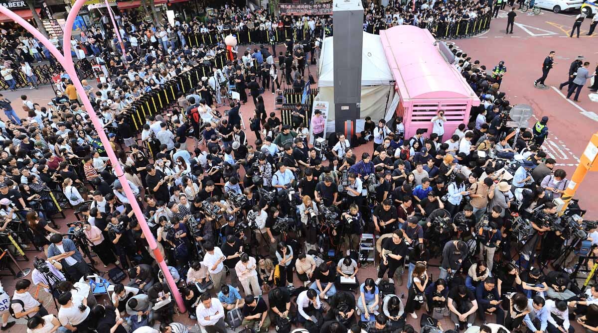 젠슨 황 CEO를 보기 위해 홍대 거리에 모여든 인파. 사진=임준선 기자