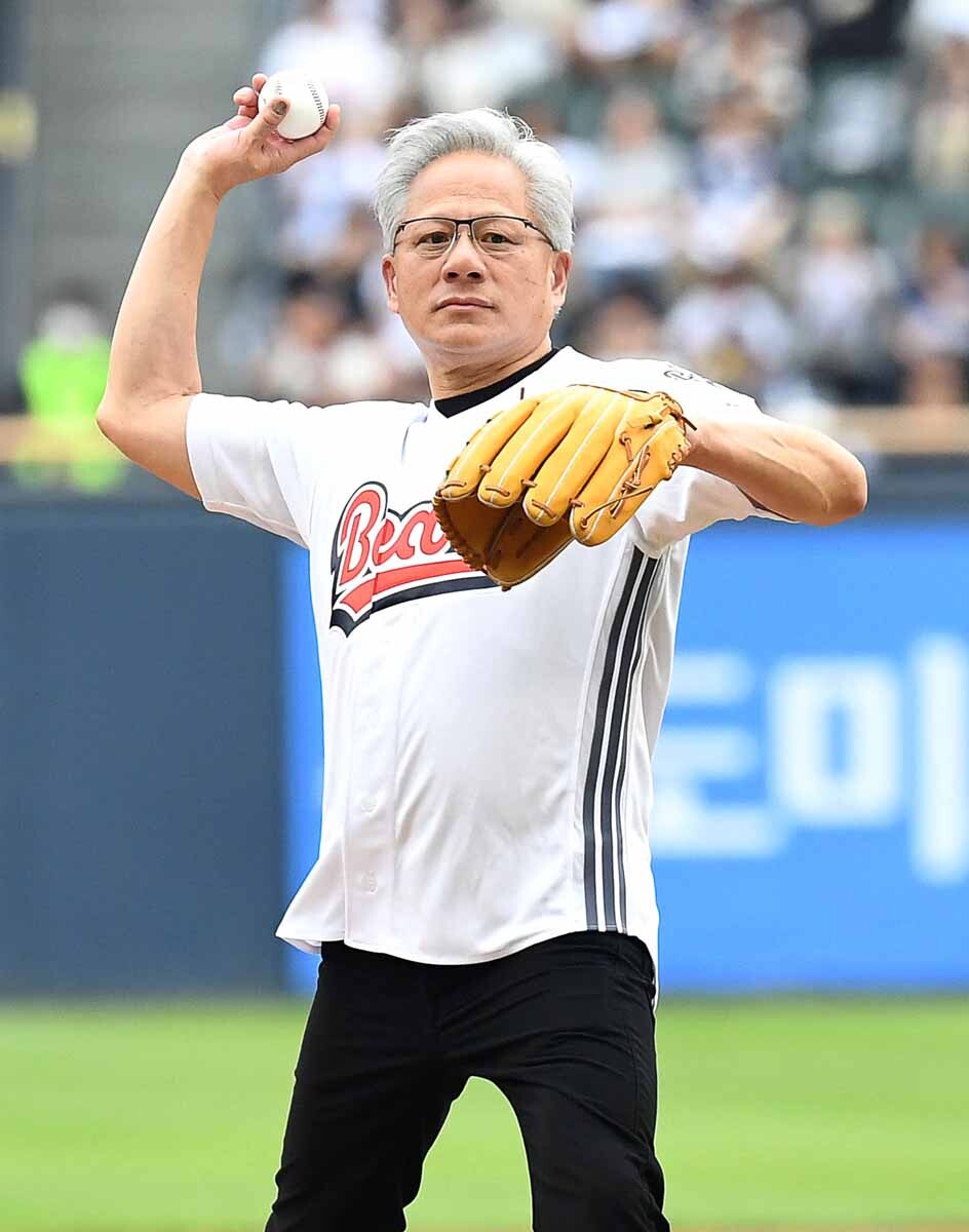 젠슨 황 CEO가 7일 잠실야구장에서 열린 두산과 키움의 경기에 시구자로 나섰다. 사진=사진공동취재단