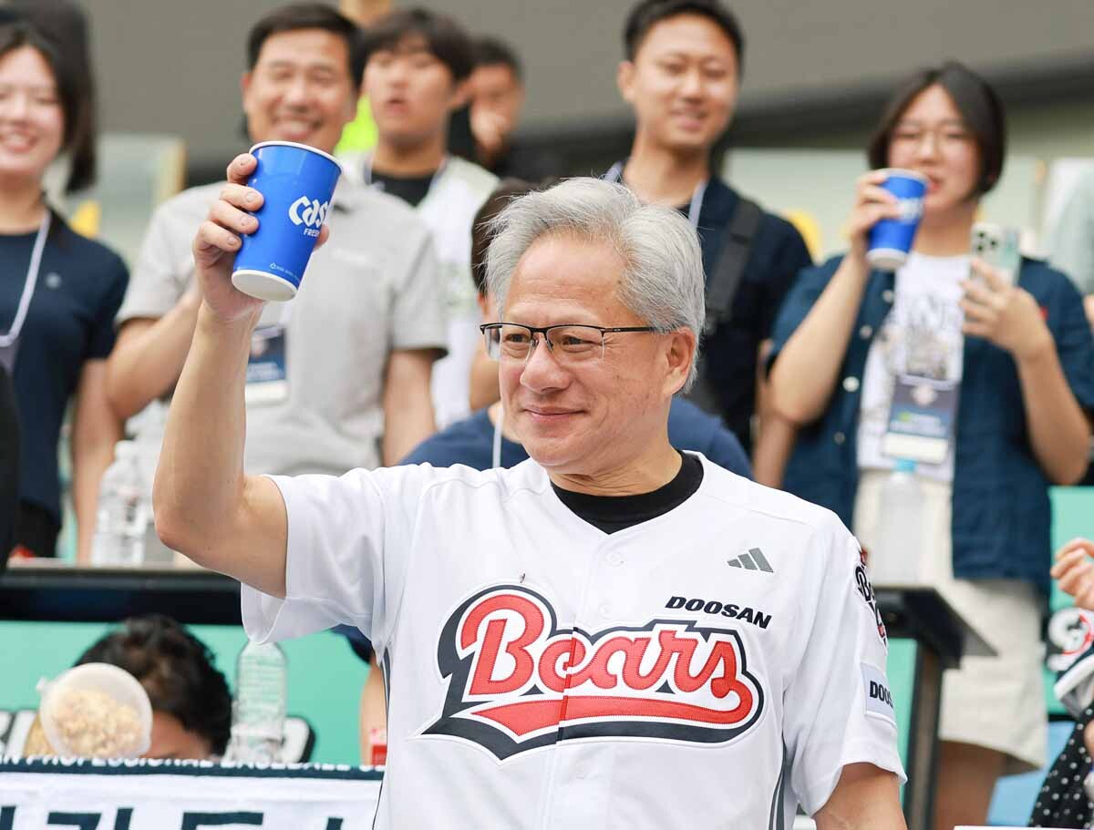 시구 후에 경기를 직관하며 야구팬들과 건배하는 젠슨 황 CEO. 사진=사진공동취재단