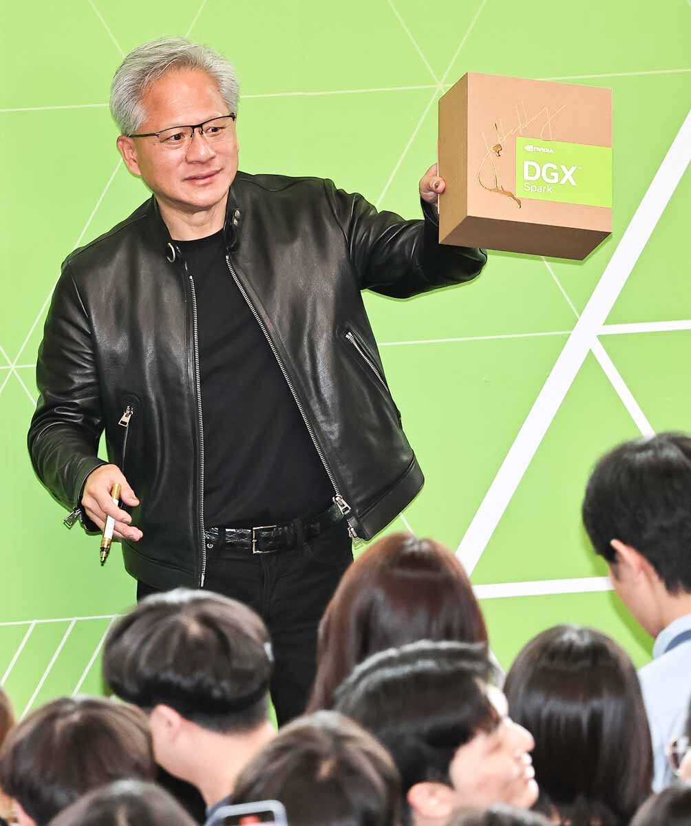 젠슨 황 CEO가 서울대 학생들에게 엔비디아 최신 AI 컴퓨터를 선물하고 있다. 사진=이종현 기자
