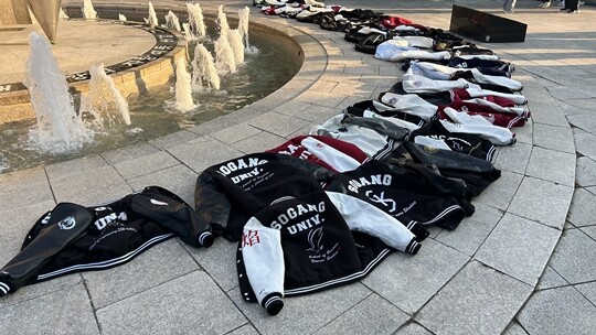 6월 10일 서강대학교 학생들이 투표용지 부족 사태에 항의하며 과잠을 벗어 놓는 퍼포먼스를 하고 있다. 사진=서강대학교 학생회 제공