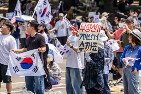 6월 10일 서울 송파구 올림픽공원 핸드볼경기장 출입구 앞에서 참가자들이 구호를 외치고 있다. 사진=최준필 기자