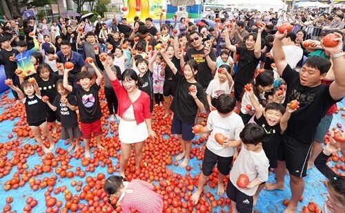 '제24회 퇴촌 토마토거리축제'가 6월 19~21일 3일간 경기도 광주시 퇴촌면 광동리 일원에서 열린다. 사진은 지난해 축제 전경. 사진=경기 광주시문화재단 제공