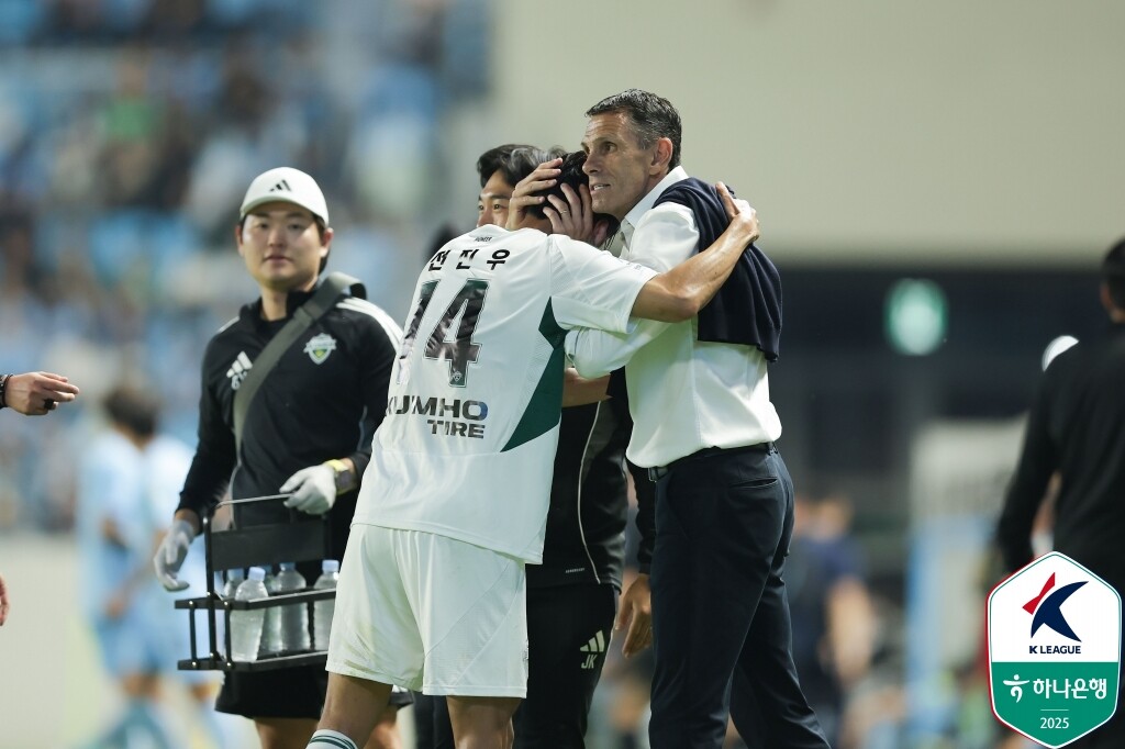 거스 포옛 감독은 대한민국 대표팀 감독 부임이 무산된 이후, 전북 현대 지휘봉을 잡고 두 개의 트로피를 들어올렸다. 사진=한국프로축구연맹 제공