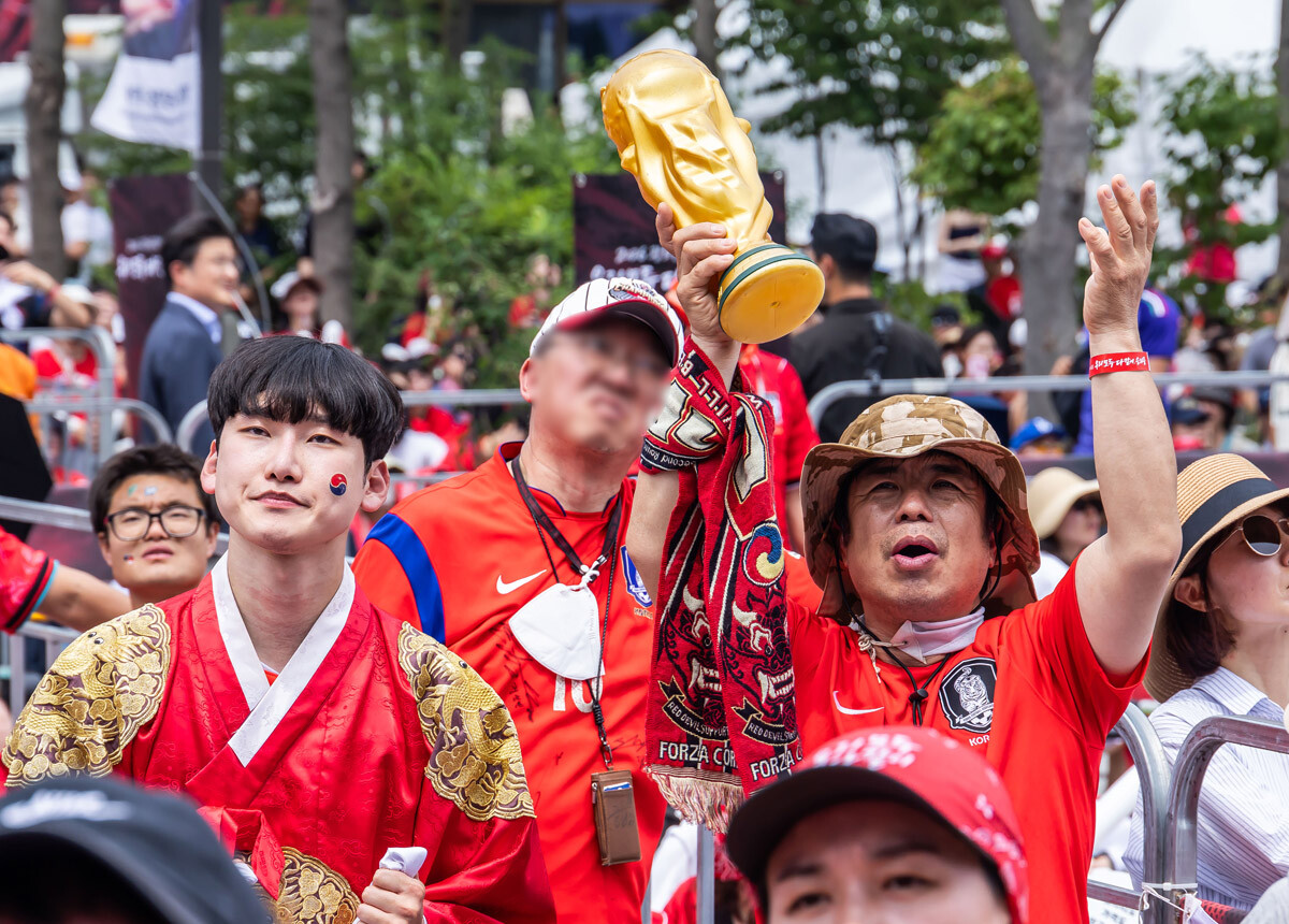 우승 트로피를 들고 응원하는 시민. 사진 = 최준필 기자