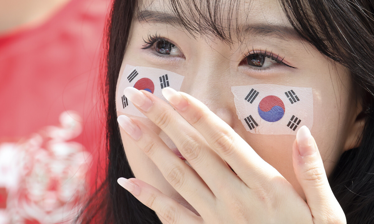 대한민국 승리를 기원하며 얼굴에 태극기를 그린 시민. 사진=박정훈 기자