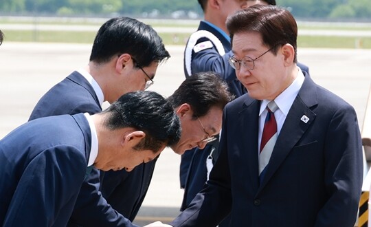 이재명 대통령이 6월 18일 G7 정상회의와 유럽순방을 마치고 성남 서울공항을 통해 귀국한 가운데, 환영 나온 더불어민주당 정청래 대표가 90도로 허리를 굽혀 인사하고 있다. 사진=연합뉴스