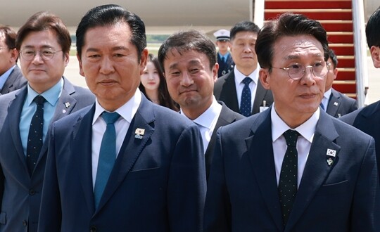 김민석 국무총리와 더불어민주당 정청래 대표가 6월 18일 성남 서울공항에서 유럽순방을 마치고 귀국한 이재명 대통령과 인사를 나눈 뒤 의전 차량 이동을 기다리고 있다. 사진=연합뉴스
