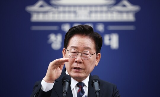 이재명 대통령이 6월 19일 청와대 춘추관에서 열린 G7 참석·유럽 순방 결과 브리핑에서 취재진 질문에 답하고 있다. 사진=연합뉴스