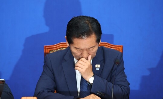 정청래 더불어민주당 대표가 6월 17일 국회에서 열린 최고위원회의에서 생각에 잠겨 있다. 사진=박은숙 기자