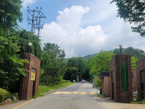 성남시가 2013년부터 올해까지 새마을운동중앙연수원에 총 110억 원을 지원했지만 지원 규모에 상응하는 시민 편익이 제공됐는지 논란이 일고 있다. 새마을운동중앙연수원 정문 전경. 사진=정원평 기자
