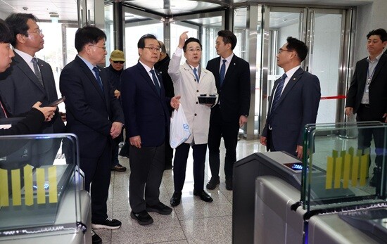 조작기소 국정조사 당시 수원지검 현장조사를 하고 있는 국정조사특위 위원들. 사진=국회사진취재단