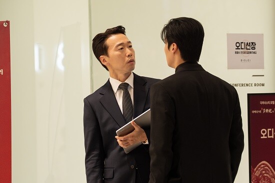 언뜻 악랄하고 까칠해 보이는 재벌 3세 차세계를 누구보다 잘 다루는 손재한의 설정에 설득력을 주기 위해 윤병희는 그가 10년 차 고양이 집사라는 점을 주목했다고 말했다. 사진=SBS '멋진 신세계' 스틸컷