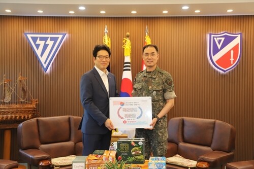 조능제 롯데웰푸드 CSR_부문장(왼쪽)과 김용수 제17보병사단장이 23일 제17보병사단에서 1사 1병영 협약 위문품 전달식에서 기념촬영을 하고 있다. 사진=롯데웰푸드 제공