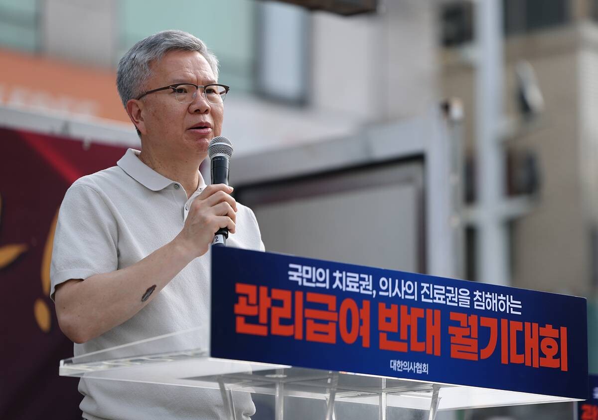 김택우 대한의사협회 회장이 6월 28일 서울 중구 대한문 앞에서 열린 도수치료 관리급여 전환 반대 궐기대회에서 발언하고 있다. 사진=연합뉴스