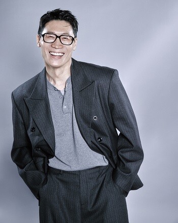 '남편들'에서 전남편 충식을 연기한 진선규는 현남편 민석을 연기한 공명과 영화 '극한직업' 이후 7년 만에 호흡을 맞췄다. 사진=넷플릭스 제공