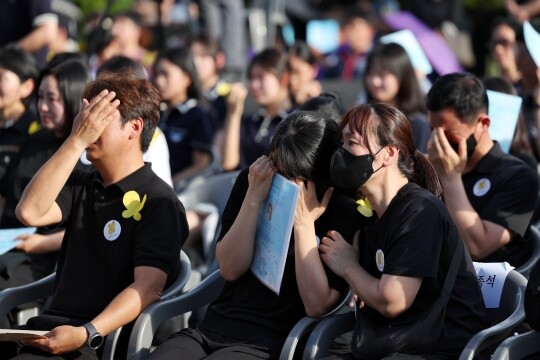 지난 6월 21일 오후 광주 광산구 신창동 광주시교육청 시민협치진흥원에서 열린 고 이채원 양(17)의 49재 추모식에서 유족들이 오열하고 있다. 사진=연합뉴스