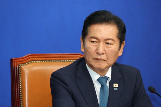 더불어민주당 정청래 전 대표가 6월 24일 국회에서 열린 최고위원회의에서 최고위원의 발언을 듣고 있다. 사진=박은숙 기자
