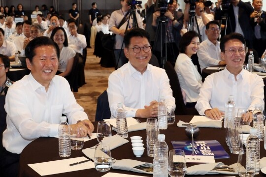 더불어민주당 정청래 전 대표와 송영길 의원, 김민석 전 총리가 6월 3일 서울 용산구 서울드래곤시티호텔에서 열린 제22대 후반기 국회 대비 국회의원 워크숍에 참석해 밝은 표정을 짓고 있다.  사진=박은숙 기자