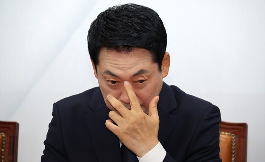 장동혁 국민의힘 대표가 7월 6일 최고위원회의에서 굳은 표정을 짓고 있다. 사진=박은숙 기자