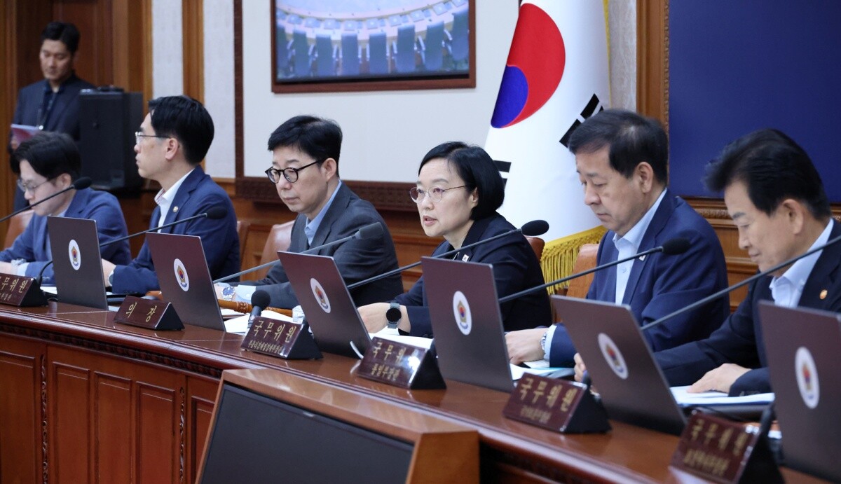 한성숙 국무총리가 지난 7일 서울 종로구 정부서울청사에서 주재한 국무회의에서 이른바 ‘허위조작정보 근절법’이 심의·의결됐다. 사진=연합뉴스