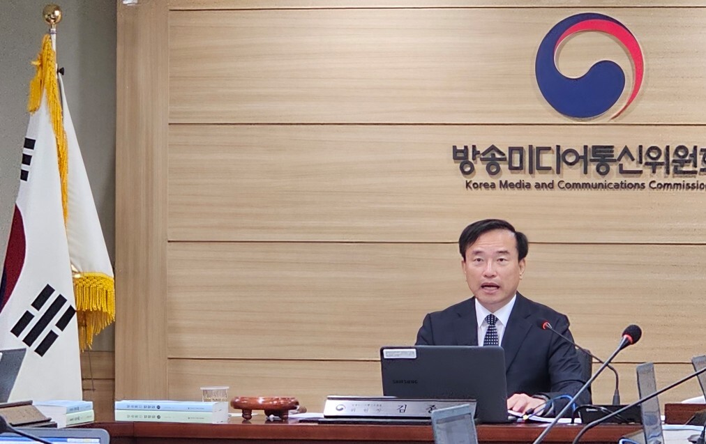 온라인에서는 개정법에 대한 부정적인 여론이 확산하고 있다. 개정법 철회를 요구하는 국회 국민동의청원은 14만 2248명의 동의를 얻어 소관 상임위원회인 국회 과학기술정보방송통신위원회에 회부된 상태다. 사진=연합뉴스