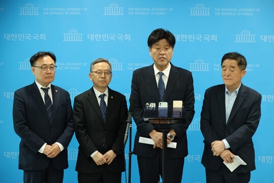 국회의원 재보궐 선거 공천에서 배제된 김용 전 민주연구원 부원장이 4월 28일 국회 소통관에서 기자회견을 열고 입장을 밝히고 있다. 사진=박은숙 기자