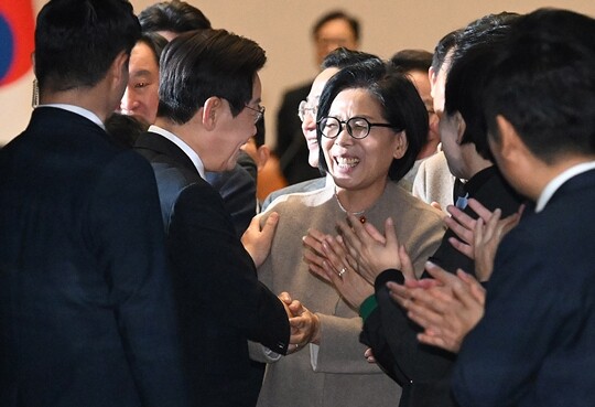 이재명 대통령이 2025년 11월 4일 서울 여의도 국회에서 2026년도 정부 예산안에 대한 시정연설을 한 뒤 본회의장을 나서며 최민희 국회 과학기술정보방송통신위원장과 인사하고 있다. 사진=국회사진기자단