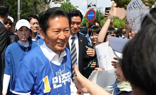 지난 6·3 지방선거 당시 정청래 더불어민주당 총괄상임선대위원장이 전북 전주시 전북대 옛 정문 앞에서 열린 유세에서 지지자와 인사하고 있다. 사진=연합뉴스