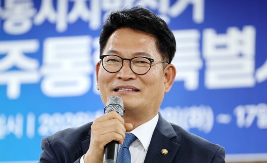 더불어민주당 송영길 전 대표가 6월 16일 전남 보성군 다비치콘도에서 열린 제9회 전국동시지방선거 민주당 전남광주통합특별시의원 당선인 워크숍에서 축사를 하고 있다. 사진=연합뉴스
