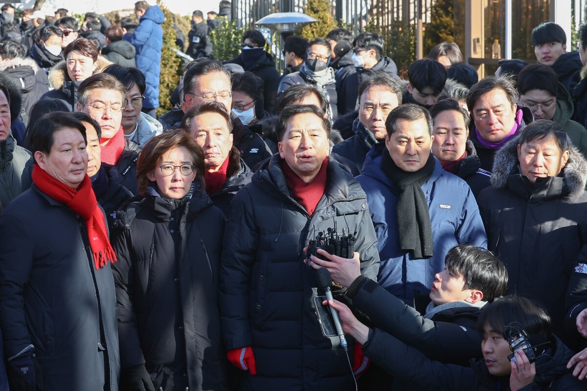 고위공직자범죄수사처와 경찰이 윤석열 당시 대통령에 대한 2차 체포영장 집행에 나선 2025년 1월 15일 서울 용산구 한남동 대통령 관저 입구에 모여있는 국민의힘 의원들. 사진=연합뉴스
