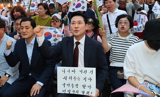 국민의힘 장동혁 대표가 7월 8일 인천 남동구 구월로데오광장에서 열린 인천 참정권수호 민주화운동 집회에 참석해 구호를 외치고 있다. 사진=연합뉴스