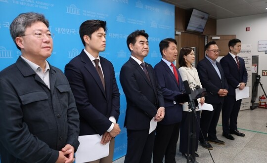 국민의힘 소장파 모임인 ‘대안과미래’ 소속 의원들이 6월 11일 국회 소통관에서 장동혁 대표 사퇴를 요구하고 있다. 사진=박은숙 기자