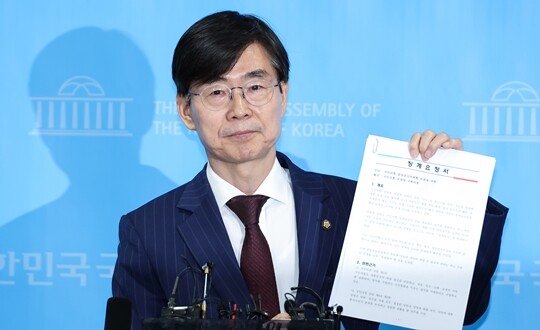 국민의힘 조경태 의원이 7월 8일 국회 소통관에서 기자회견을 열고 장동혁 대표 징계요청서를 들어 보이고 있다. 사진=연합뉴스