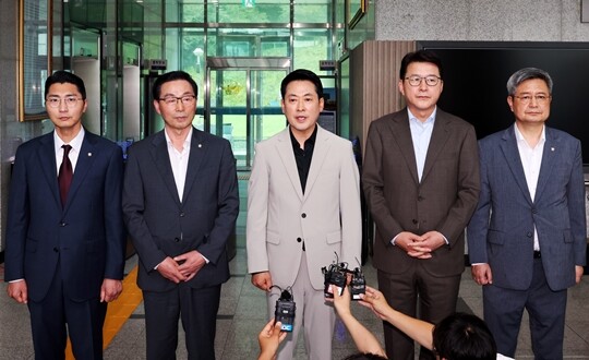 국민의힘 장동혁 대표가 7월 9일 광주경찰청에서 ‘장윤기 사건’ 관련 청장과의 면담이 이뤄지지 않자 항의하고 있다. 사진=연합뉴스