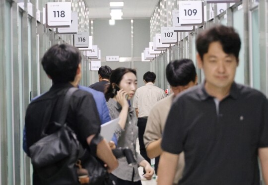 미성년자 성매매와 성착취물 제작 혐의를 받는 최영중 전 청주시의원에 대한 수사 과정에서 여러 의혹이 제기되고 있다. 경찰이 지난 15일 최 전 의원 사무실을 압수수색하는 모습. 사진=연합뉴스