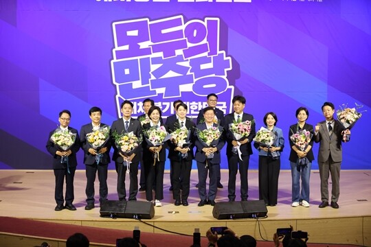 더불어민주당 8·17 전당대회 당대표 경선에 진출한 정청래 김민석 송영길 후보가 7월 23일 여의도 국회의원회관에서 열린 당대표·최고위원 선출을 위한 예비경선 결과발표에서 기념촬영을 하고 있다. 사진=박은숙 기자