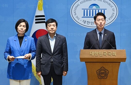 더불어민주당 한민수 이성윤 최민희 최고위원 후보가 7월 24일 국회 소통관에서 김민석 당대표 후보의 신천지 의혹 제기와 관련해 기자회견을 하고 있다. 사진=박은숙 기자