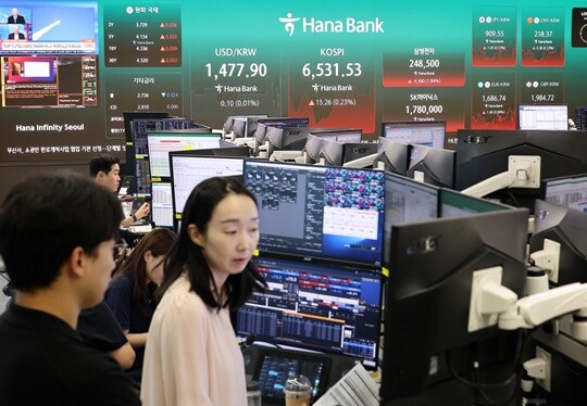 외국인 투자자들의 코스피 순매수가 일시적 흐름에 그칠지, 추세적 매수세로 이어질지에 시장 관심이 집중되고 있다. 7월 21일 서울 중구 하나은행 딜링룸 전광판에 코스피 등 시황이 표시되고 있다. 사진=임준선 기자