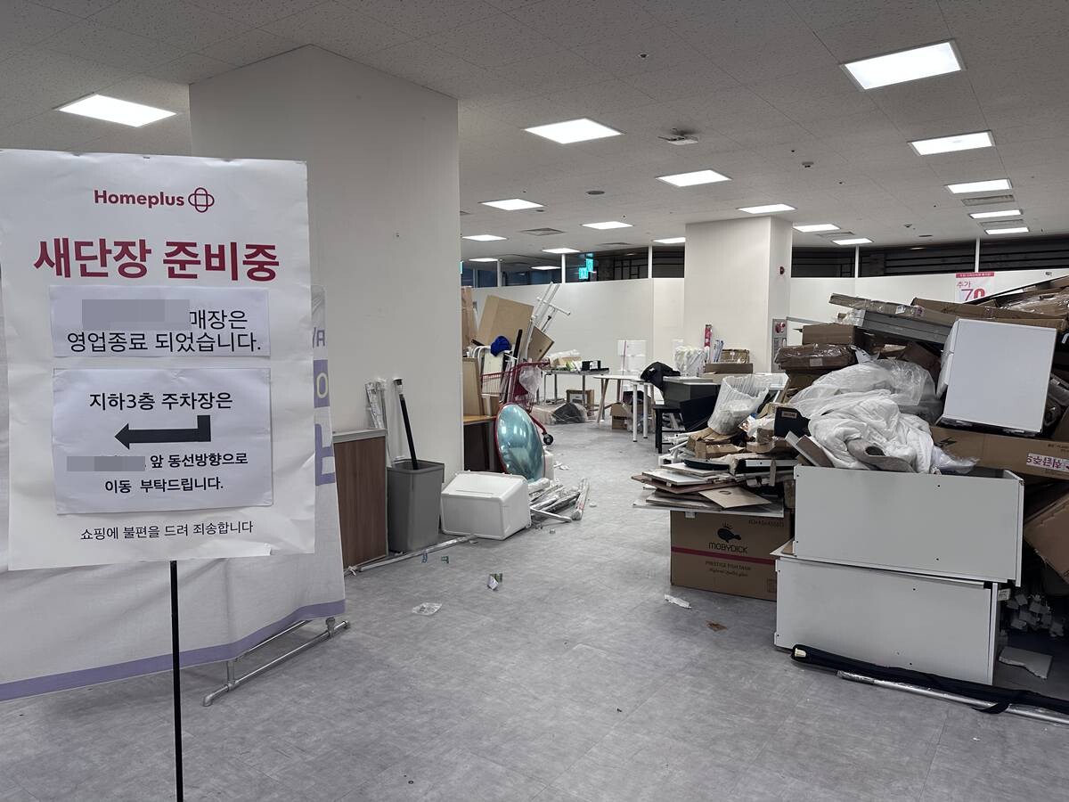 서울 성북구 홈플러스 월곡점의 한 입점 업체가 영업을 종료한 자리에 폐기물이 쌓여 있는 모습. 사진=김정아 기자