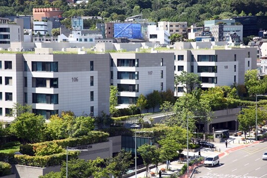 구미현 전 아워홈 회장이 차녀 구명진 전 이사와 삼녀 구지은 전 부회장이 자신의 자택에 건 가압류에 이의를 제기해 취소 결정을 받아낸 것으로 확인됐다. 서울 용산구 나인원한남. 사진=임준선 기자