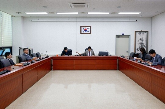 동탄 유통3부지 개발 갈등 조정 특별위원회 회의 장면. 사진=화성시 의회 제공