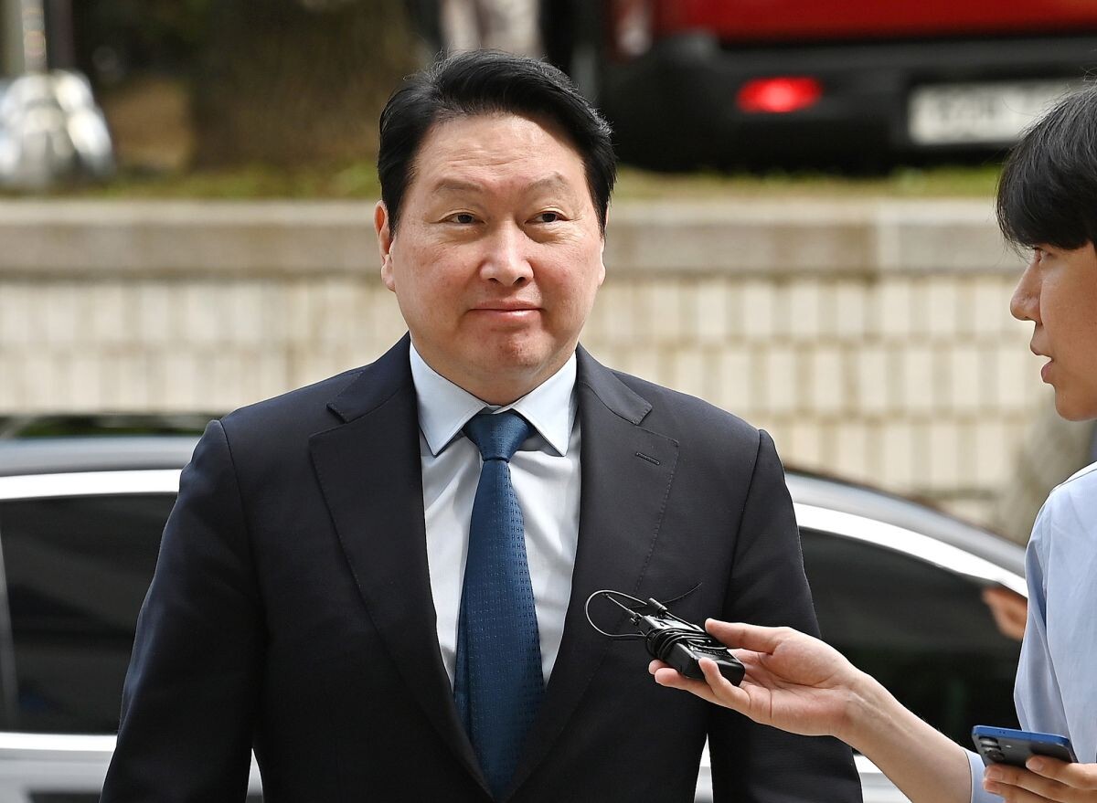 최태원 SK그룹 회장이 지난 6월 26일 서울 서초구 서울고등법원에서 열린 재산 분할 파기환송심 2차 변론기일에 출석하고 있다. 사진=박정훈 기자