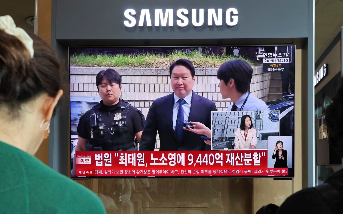 지난 24일 서울역 대합실에서 시민들이 최태원 SK그룹 회장과 노소영 아트센터 나비 관장 간 이혼 소송 파기환송심 판결 관련 보도를 TV화면을 통해 보고 있다. 사진=박정훈 기자