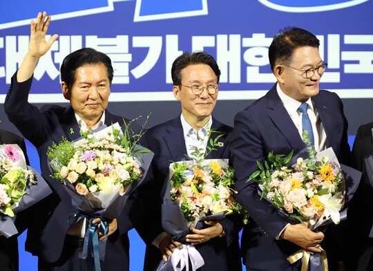 더불어민주당 8·17 전당대회 당대표 경선에 진출한 정청래, 김민석, 송영길 후보가 7월 23일 여의도 국회의원회관에서 열린 당대표·최고위원 선출을 위한 예비경선 결과발표에서 기념촬영을 하고 있다. 사진=박은숙 기자