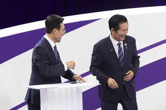 김민석 더불어민주당 당대표 후보와 정청래 후보가 7월 29일 오후 서울 마포구 MBC에서 TV토론회 시작 전 악수를 나눈 후 자리로 이동하고 있다. 사진=국회사진기자단